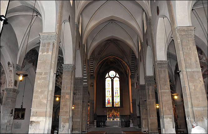 Vue intérieur de la basilique Santa Trinita