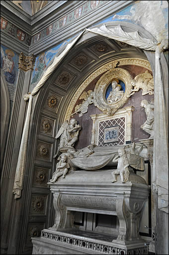 Monument funéraire du cardinal du Portugal