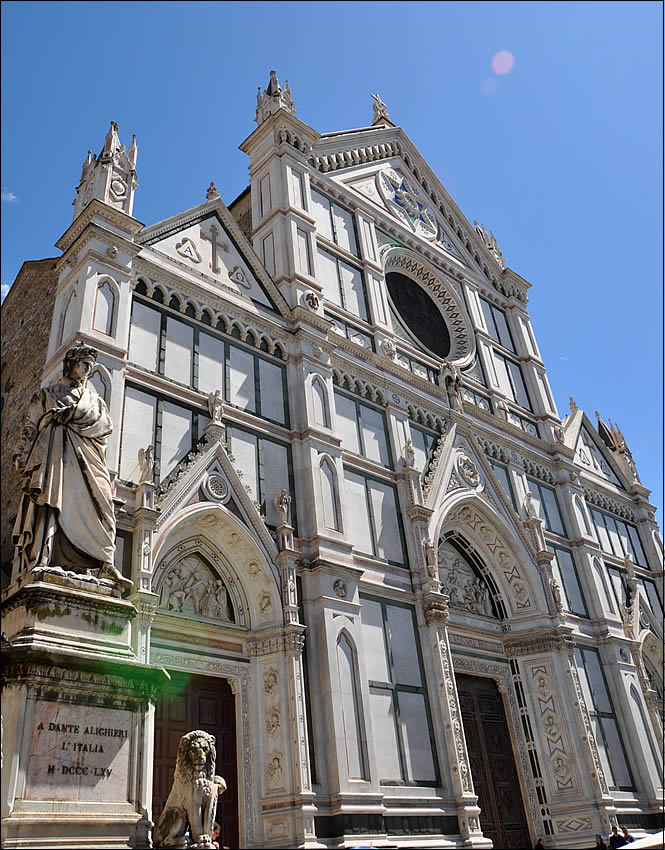 La façade de l'église Santa Croce