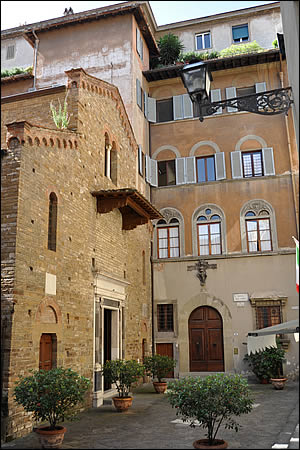 Façade de l'église Santi Apostoli