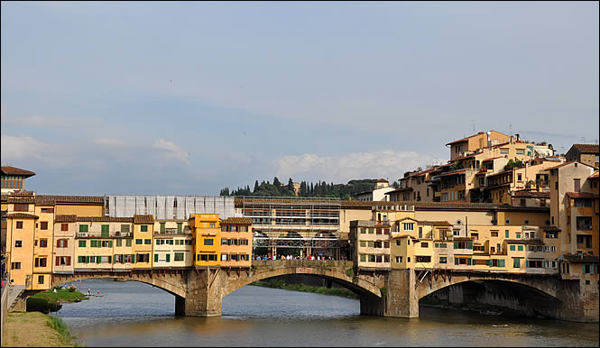 Vue sur le ponte Vecchio depuis le pont Santa Trinita
